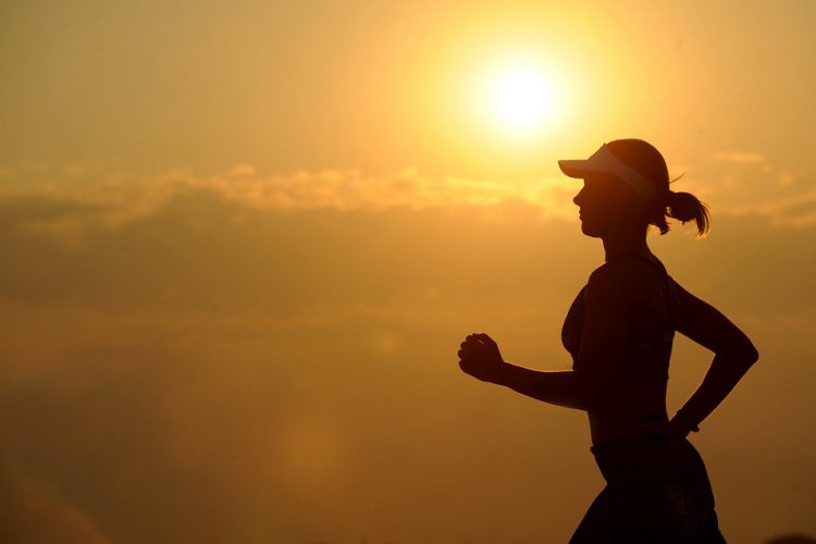 mujer corriendo al amanecer Sol fisioterapia villanueva